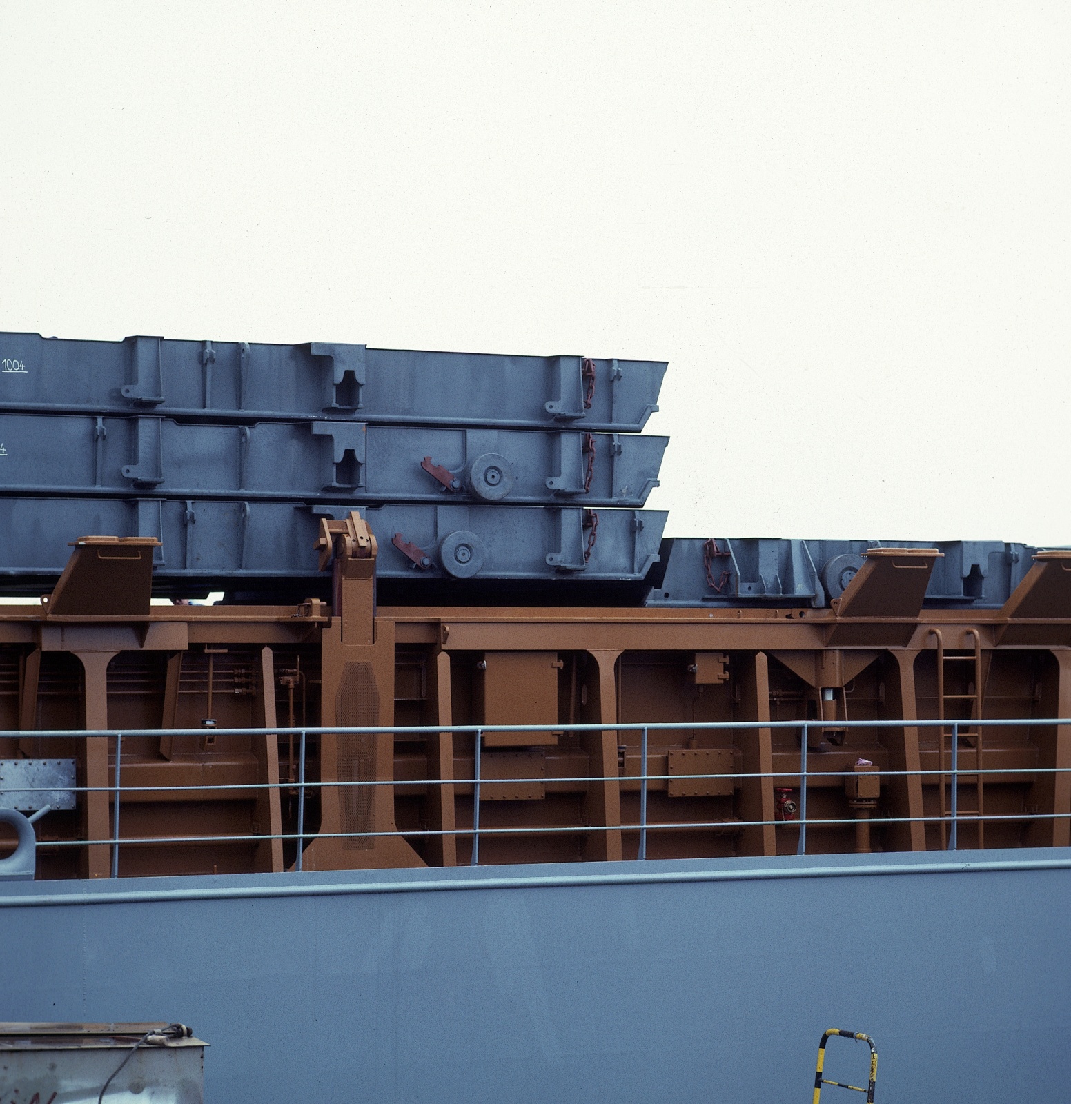 Stacking hatch covers